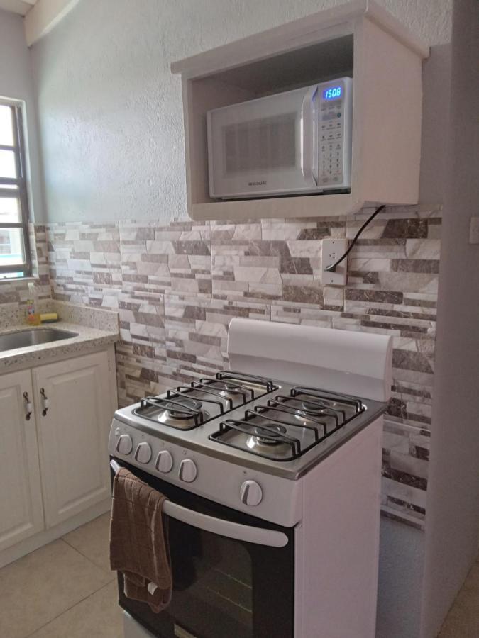 Michand Guest Apartments- Cozy One Or Two Bedroom- 5 Walk Minutes From Airport 10 Mins Drive To Oistins Or Beach Christ Church Esterno foto