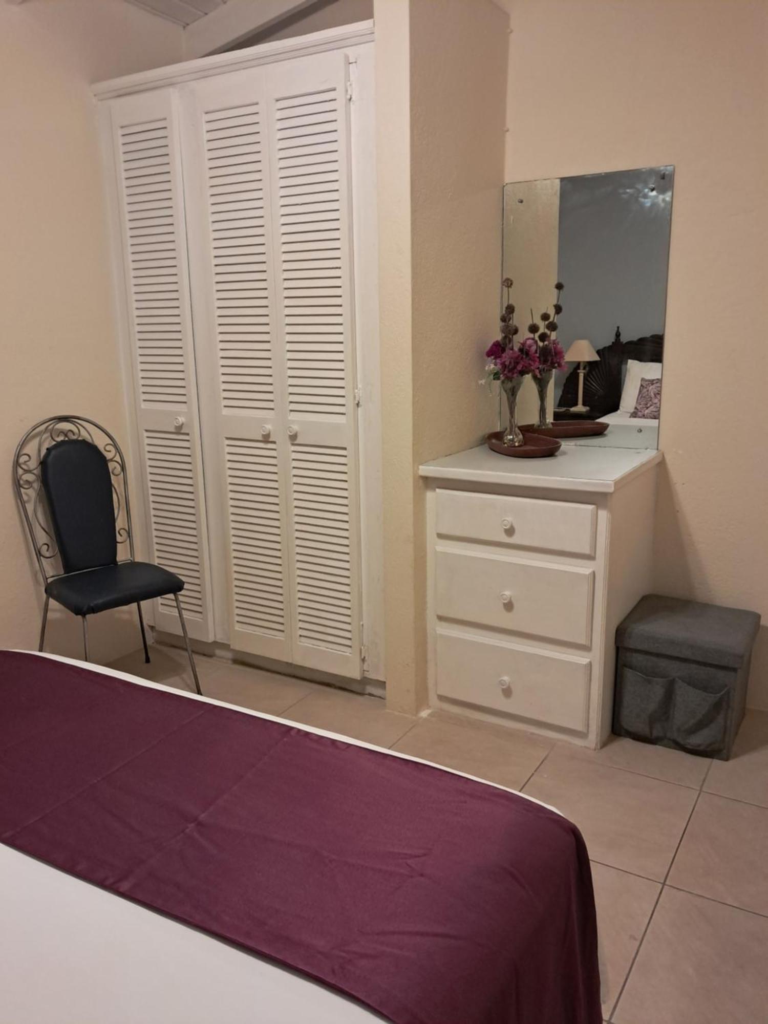 Michand Guest Apartments- Cozy One Or Two Bedroom- 5 Walk Minutes From Airport 10 Mins Drive To Oistins Or Beach Christ Church Esterno foto