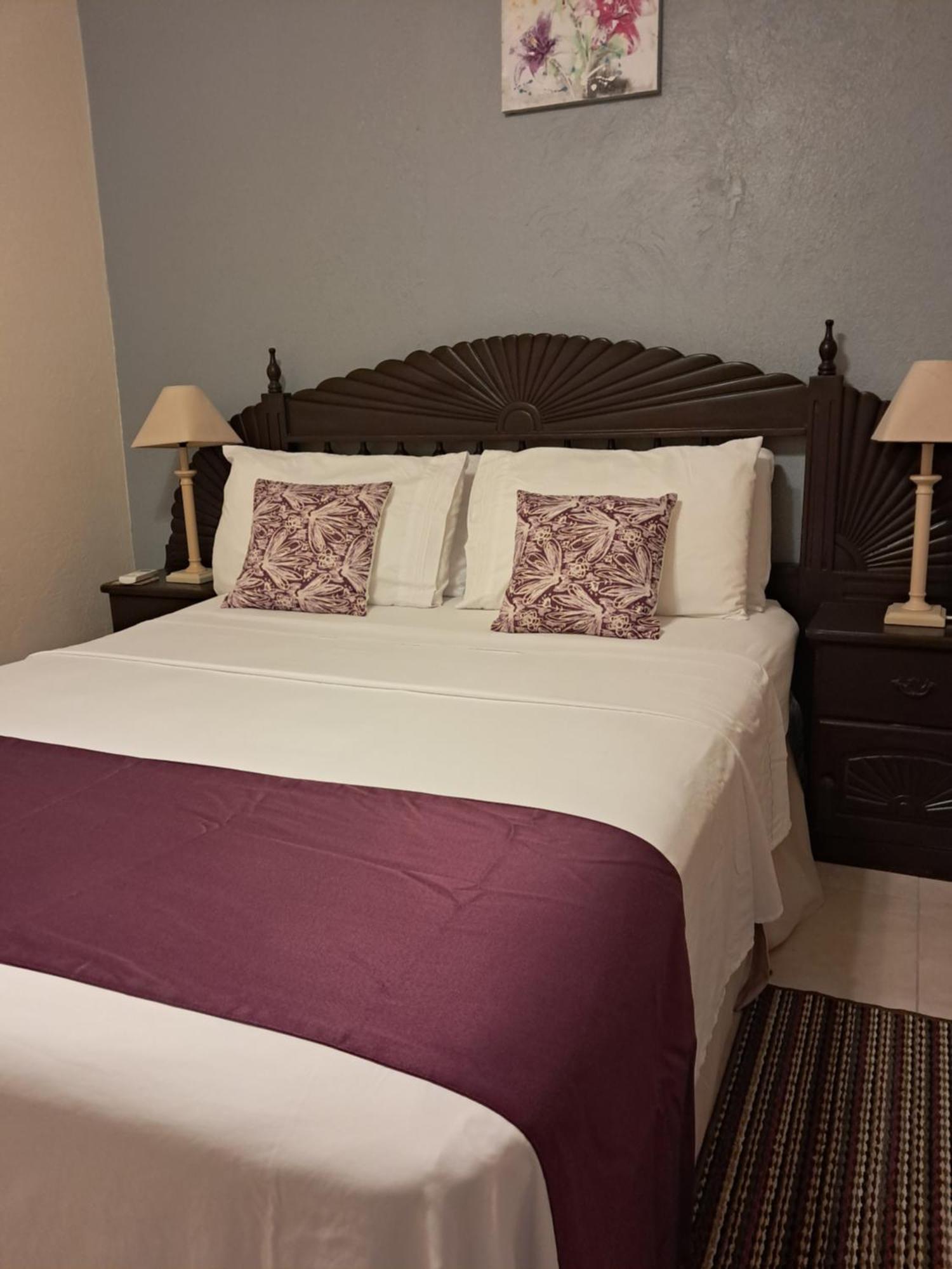 Michand Guest Apartments- Cozy One Or Two Bedroom- 5 Walk Minutes From Airport 10 Mins Drive To Oistins Or Beach Christ Church Esterno foto