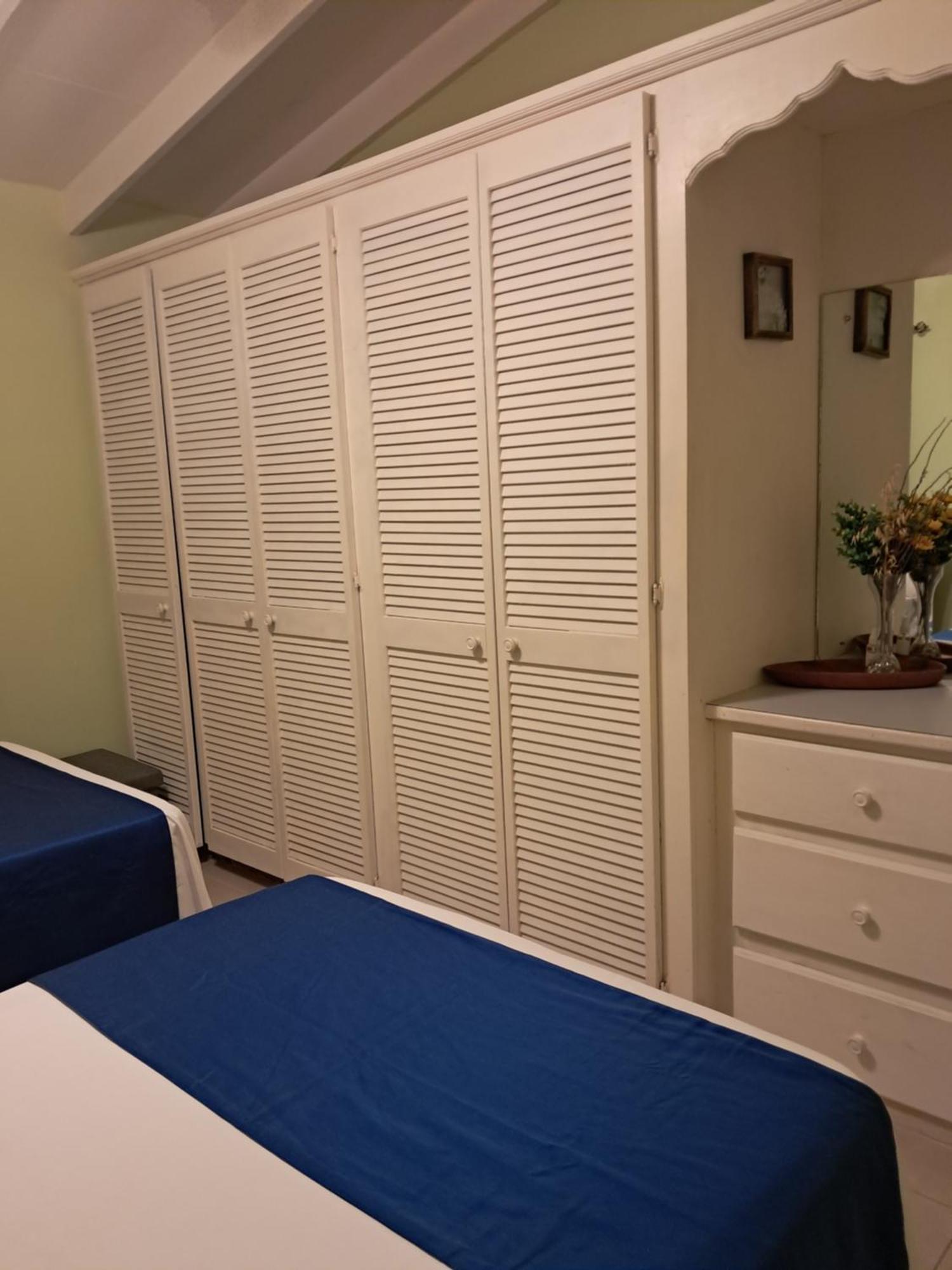 Michand Guest Apartments- Cozy One Or Two Bedroom- 5 Walk Minutes From Airport 10 Mins Drive To Oistins Or Beach Christ Church Esterno foto