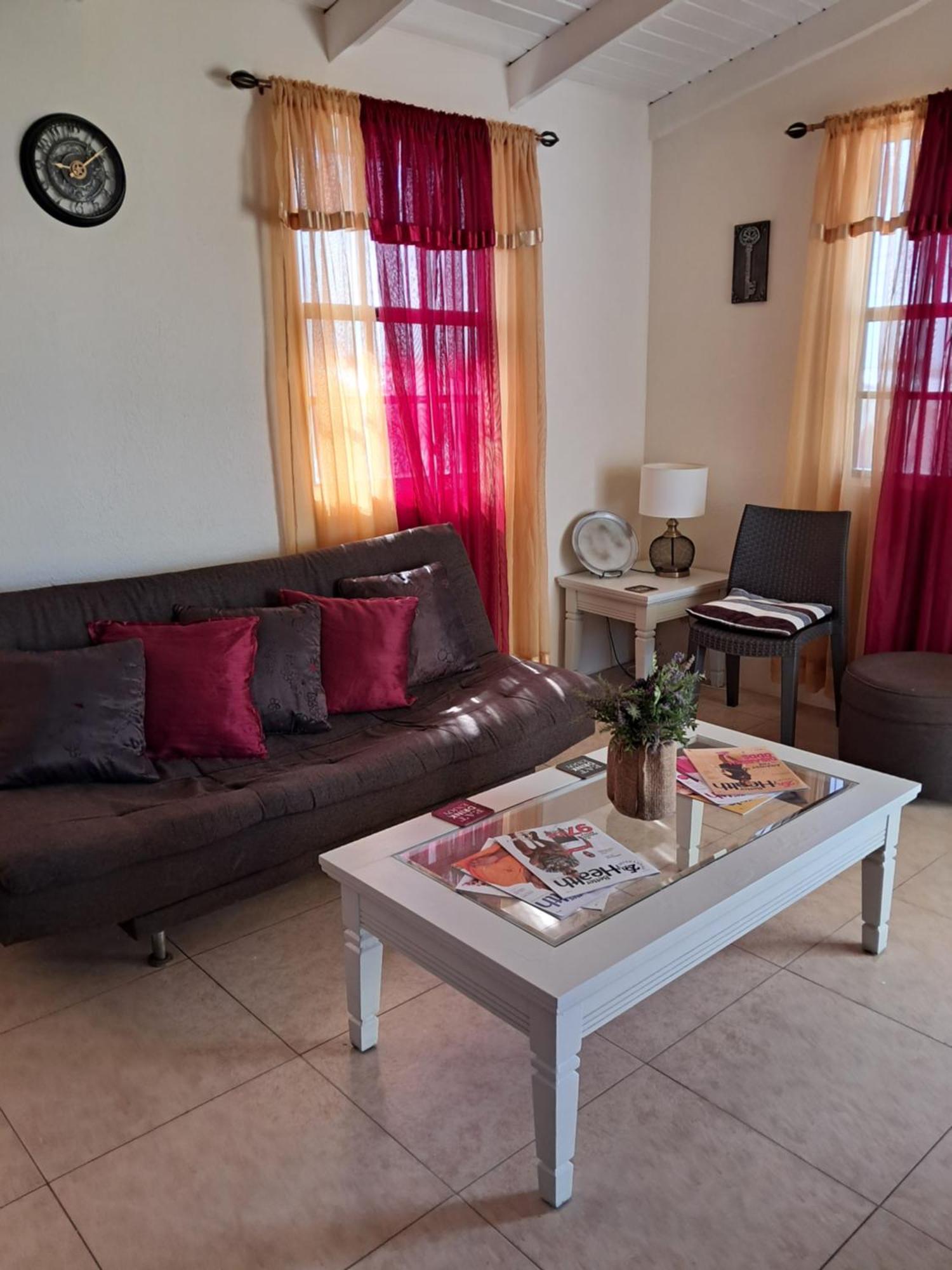 Michand Guest Apartments- Cozy One Or Two Bedroom- 5 Walk Minutes From Airport 10 Mins Drive To Oistins Or Beach Christ Church Esterno foto