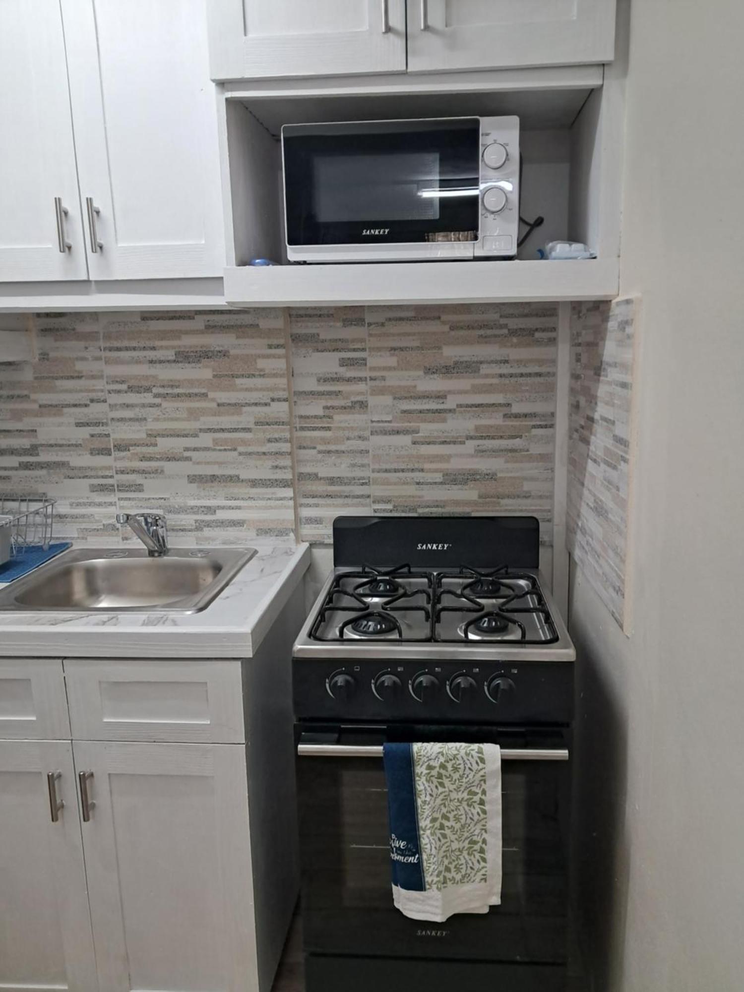 Michand Guest Apartments- Cozy One Or Two Bedroom- 5 Walk Minutes From Airport 10 Mins Drive To Oistins Or Beach Christ Church Esterno foto