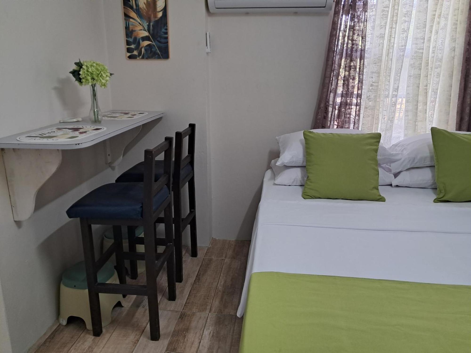 Michand Guest Apartments- Cozy One Or Two Bedroom- 5 Walk Minutes From Airport 10 Mins Drive To Oistins Or Beach Christ Church Esterno foto
