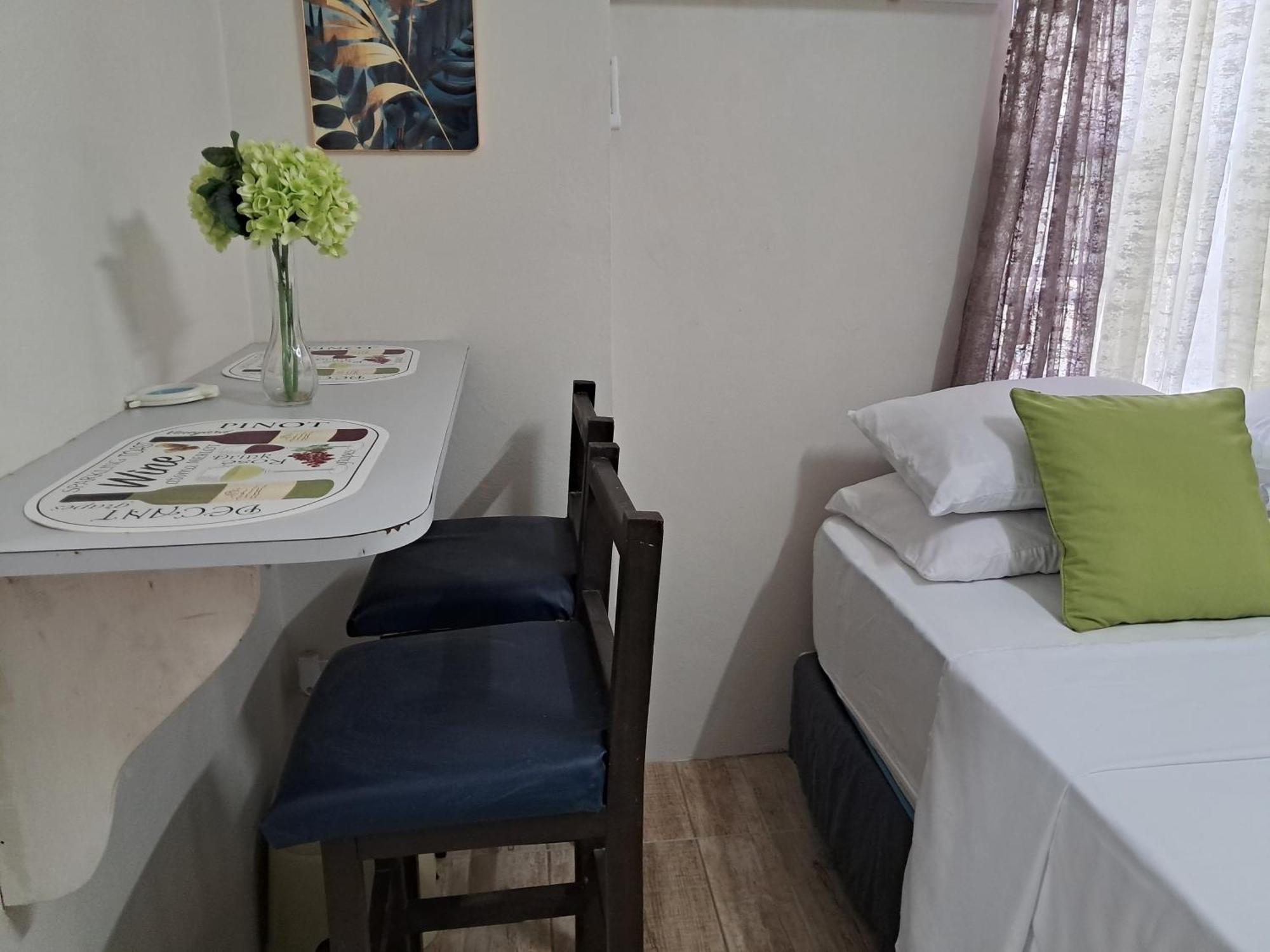 Michand Guest Apartments- Cozy One Or Two Bedroom- 5 Walk Minutes From Airport 10 Mins Drive To Oistins Or Beach Christ Church Esterno foto