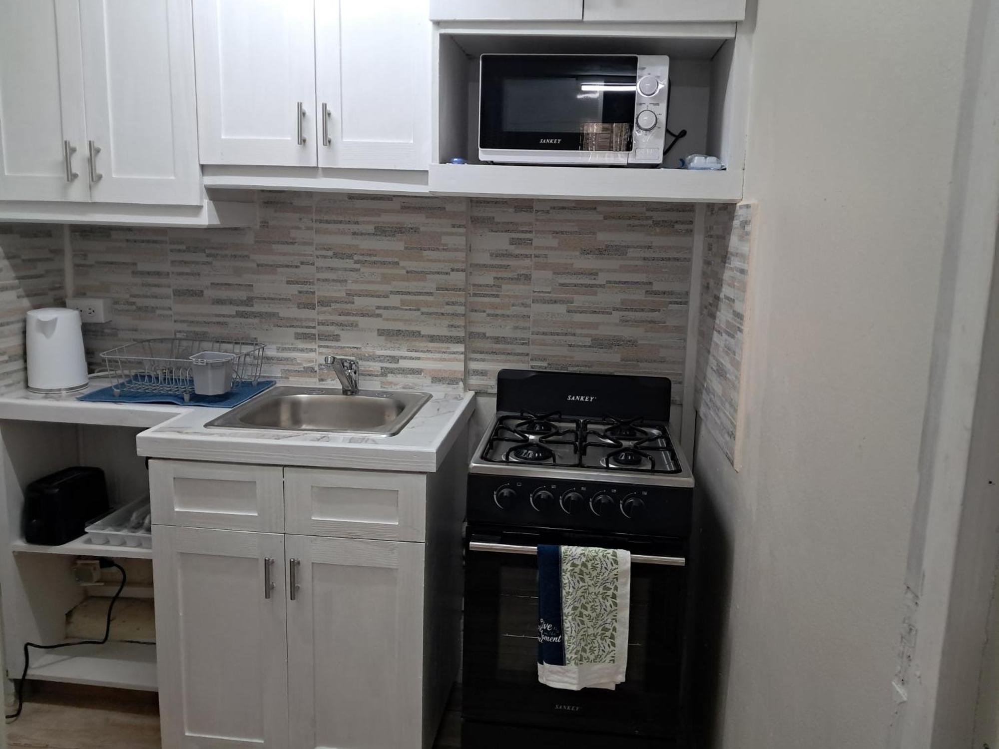 Michand Guest Apartments- Cozy One Or Two Bedroom- 5 Walk Minutes From Airport 10 Mins Drive To Oistins Or Beach Christ Church Esterno foto