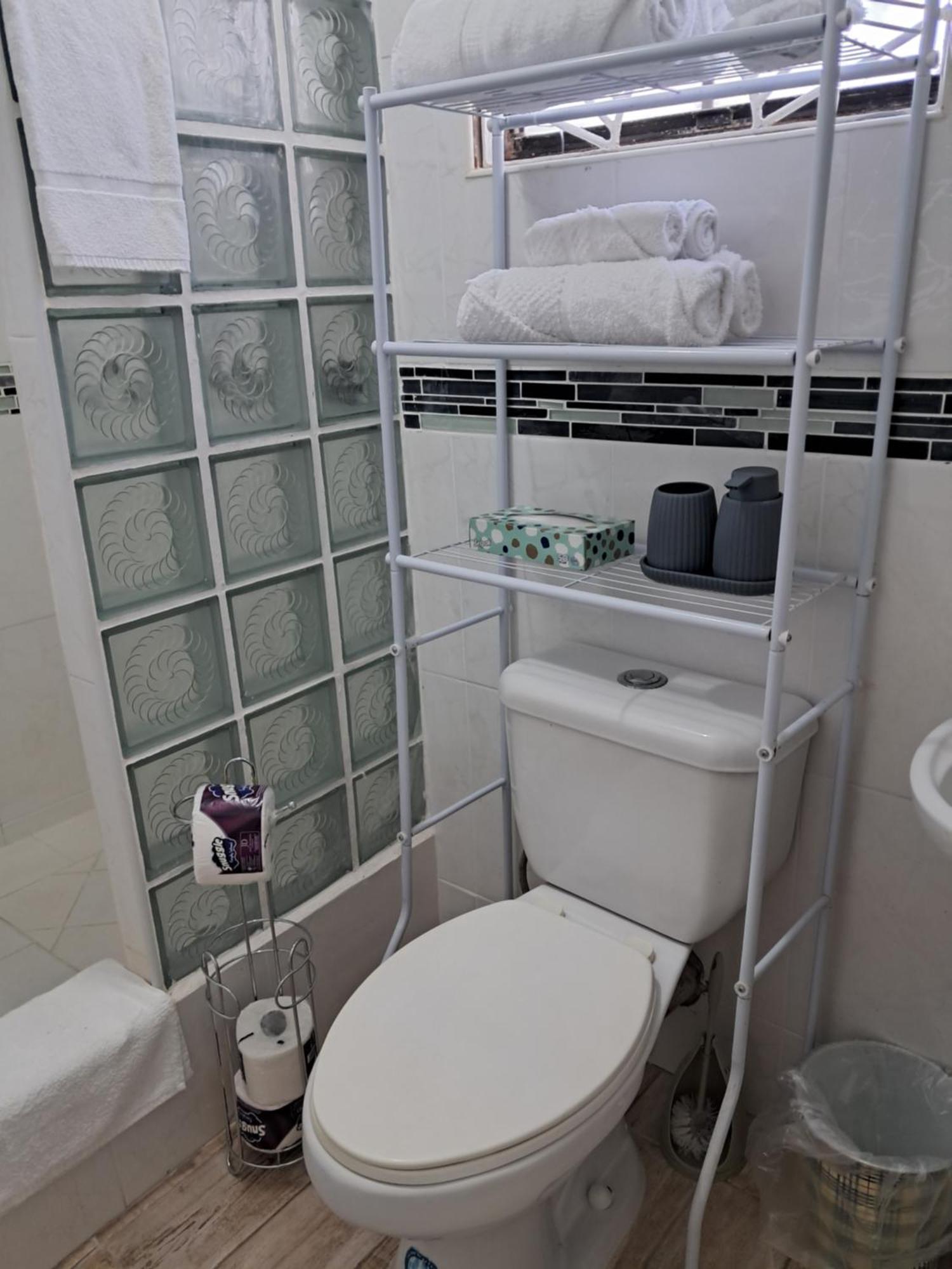 Michand Guest Apartments- Cozy One Or Two Bedroom- 5 Walk Minutes From Airport 10 Mins Drive To Oistins Or Beach Christ Church Esterno foto