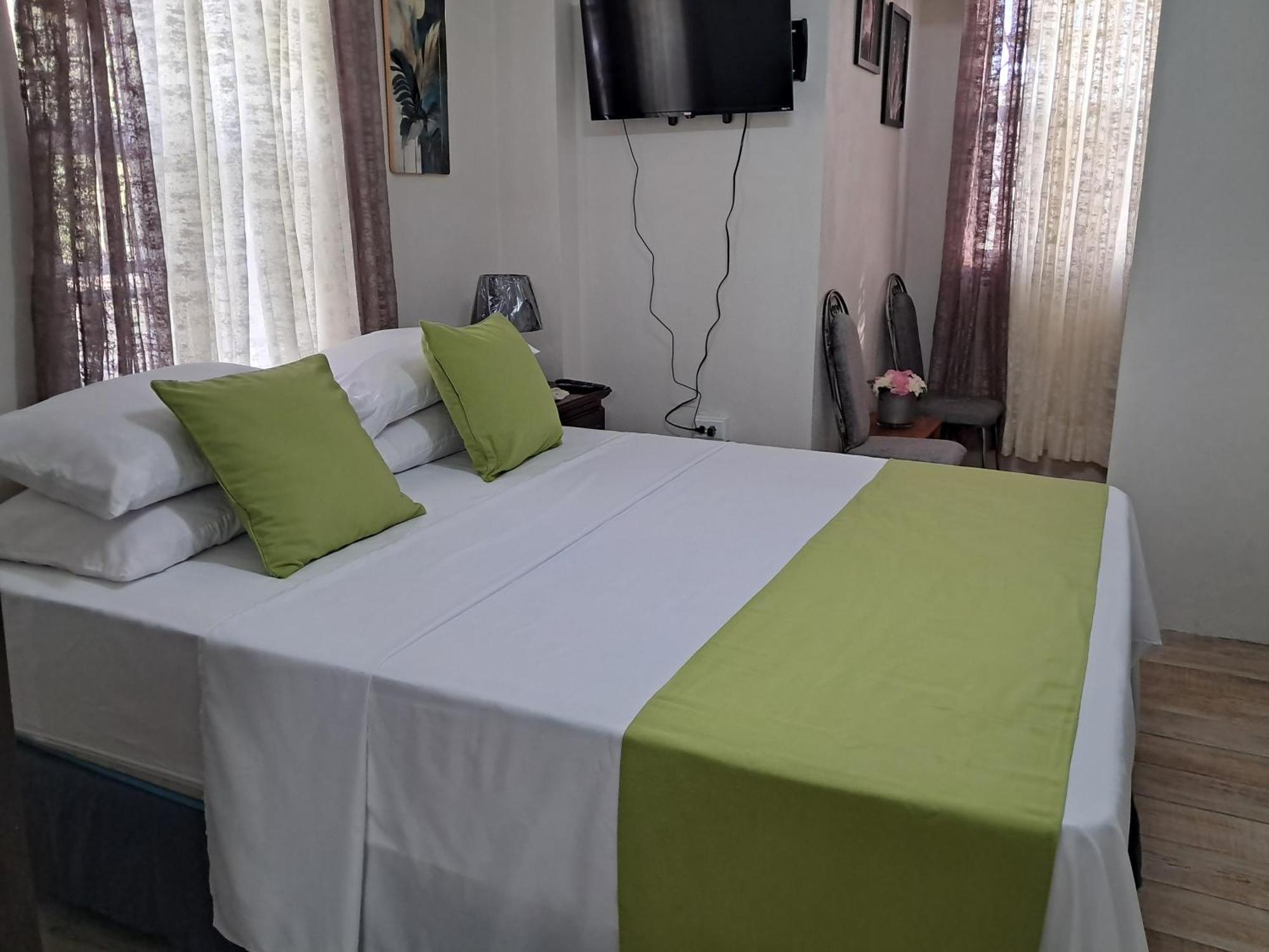 Michand Guest Apartments- Cozy One Or Two Bedroom- 5 Walk Minutes From Airport 10 Mins Drive To Oistins Or Beach Christ Church Esterno foto