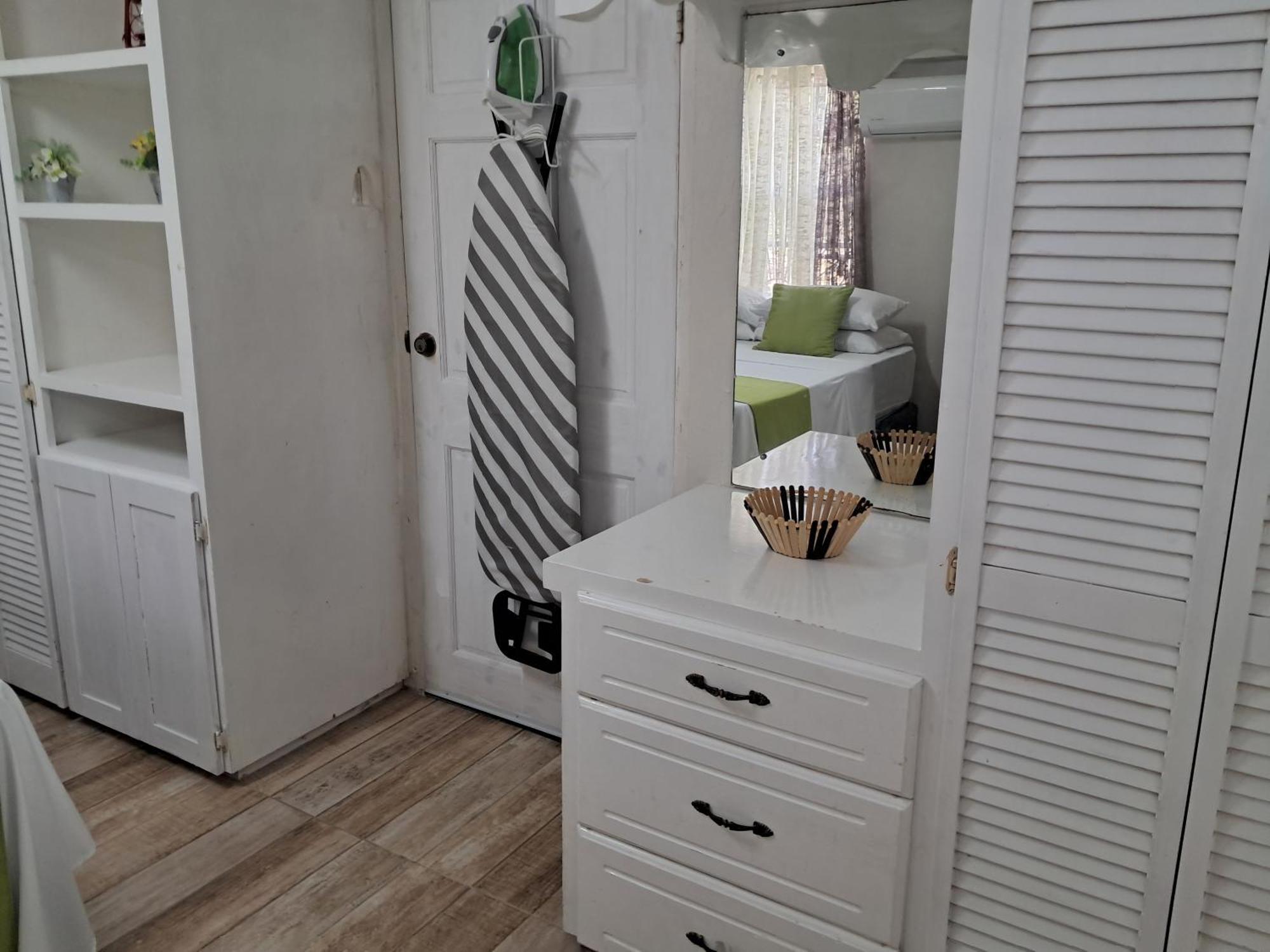 Michand Guest Apartments- Cozy One Or Two Bedroom- 5 Walk Minutes From Airport 10 Mins Drive To Oistins Or Beach Christ Church Esterno foto