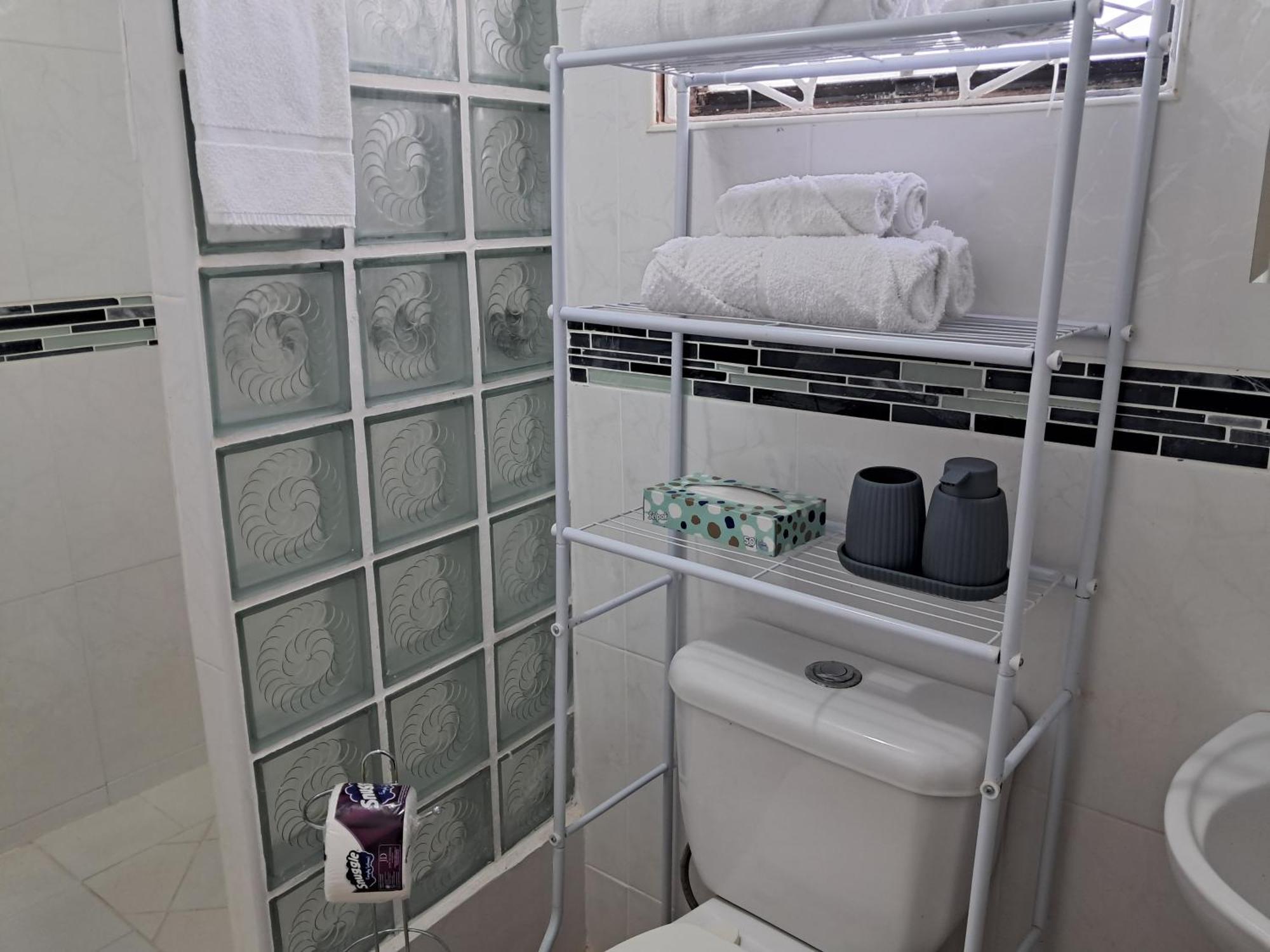 Michand Guest Apartments- Cozy One Or Two Bedroom- 5 Walk Minutes From Airport 10 Mins Drive To Oistins Or Beach Christ Church Esterno foto