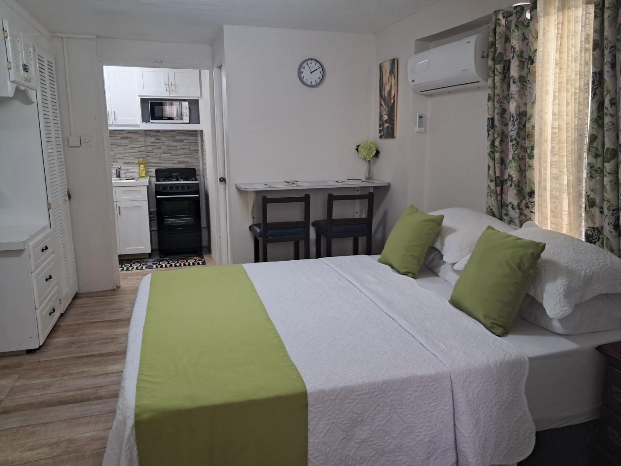 Michand Guest Apartments- Cozy One Or Two Bedroom- 5 Walk Minutes From Airport 10 Mins Drive To Oistins Or Beach Christ Church Esterno foto